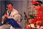 Liu Fang performed with Tran Van Khe on October 23, 2002