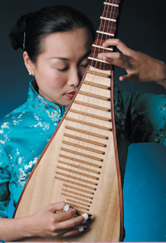 Лю Фан играет пипа, китайской лютне или гитаре.