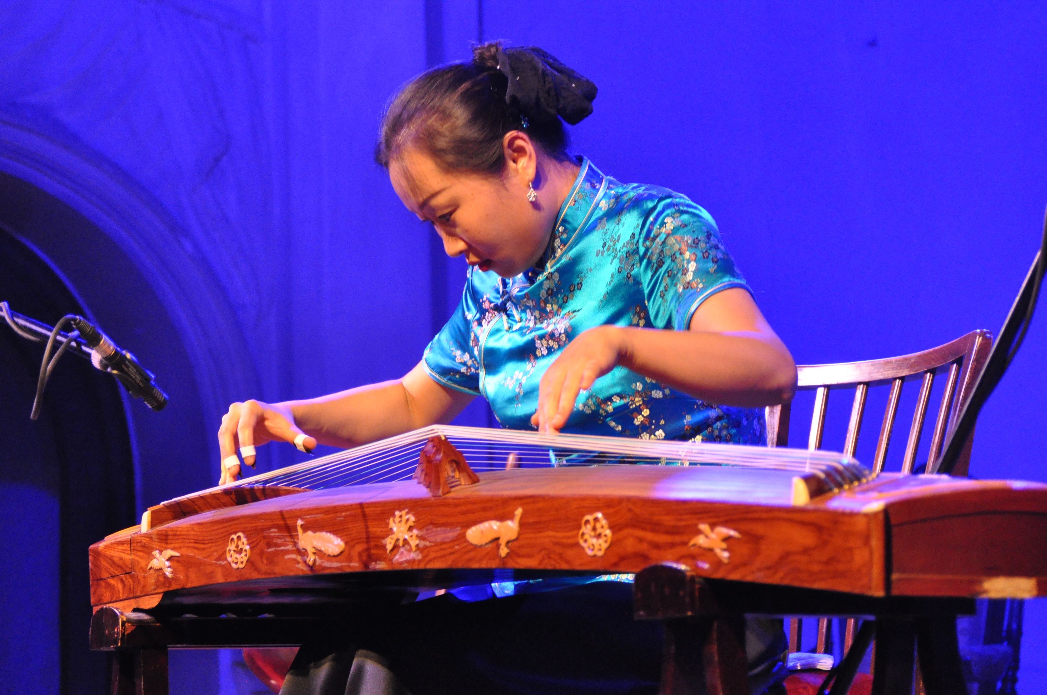 Liu Fang playing guzheng