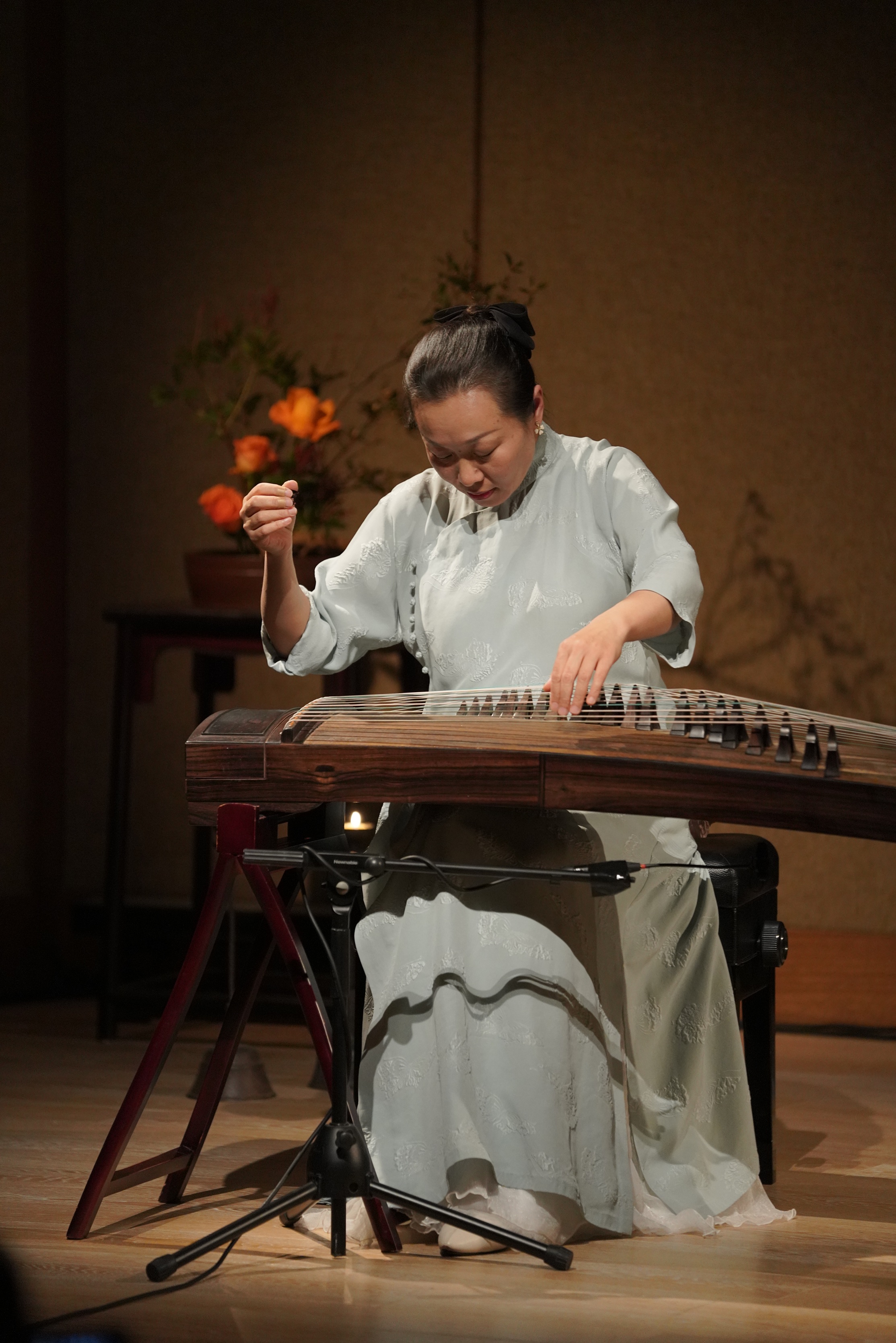 Liu Fang playing guzheng