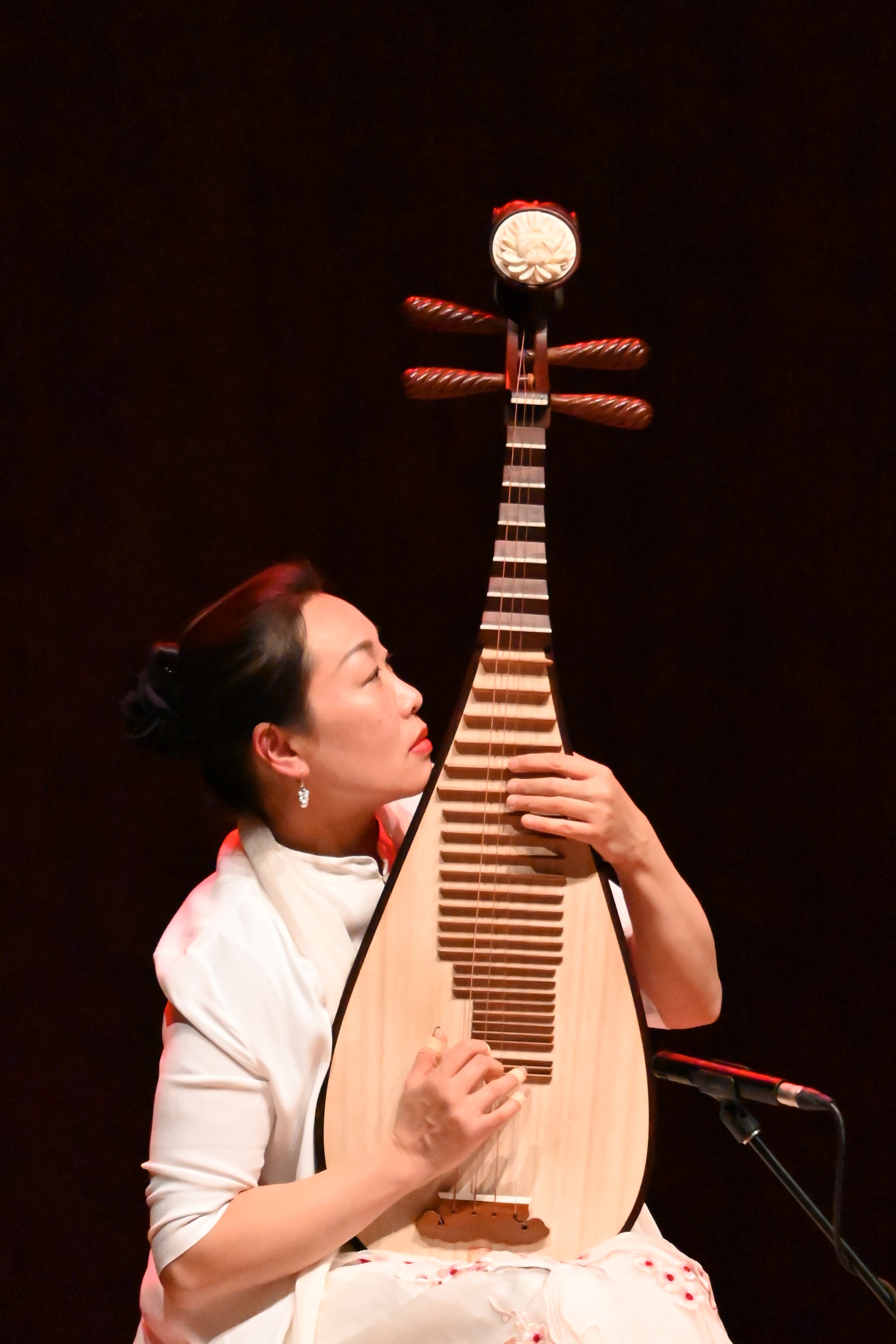 Liu Fang playing pipa